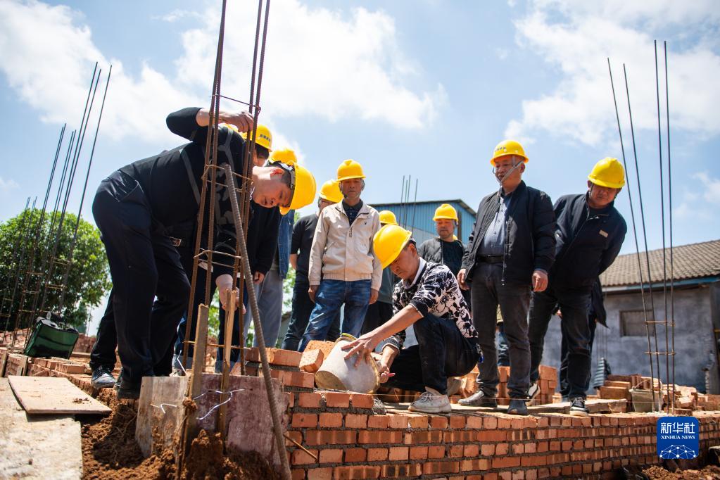 “送教下乡”培养乡村建设工匠