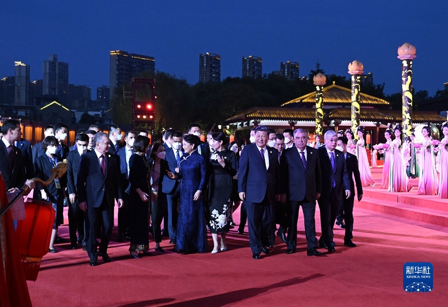 习近平和彭丽媛为出席中国－中亚峰会的中亚国家元首夫妇举行欢迎仪式和欢迎宴会并共同观看中国同中亚国家人民文化艺术年暨中国－中亚青年艺术节开幕式演出