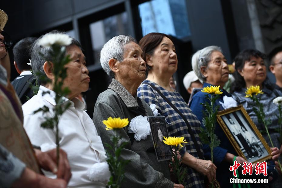 重庆市民在“六·五”隧道惨案旧址悼念遇难同胞