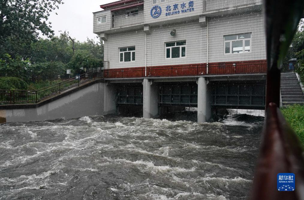 暴雨红色预警继续 多部门部署应对工作