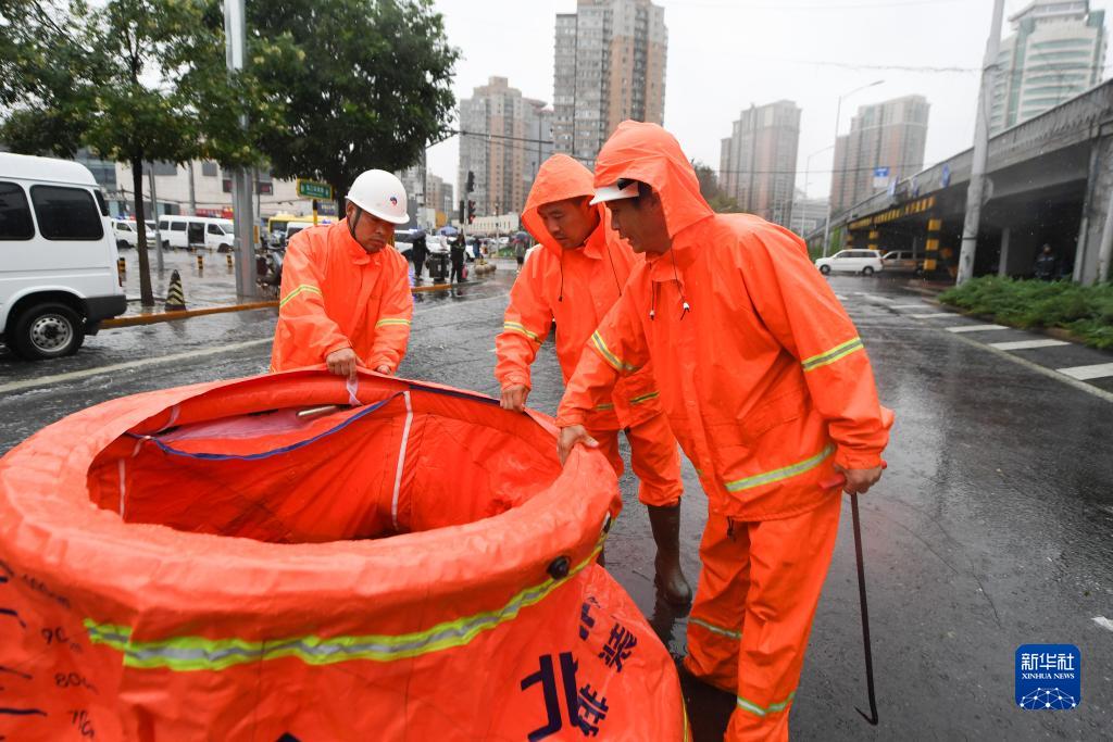 暴雨红色预警继续 多部门部署应对工作