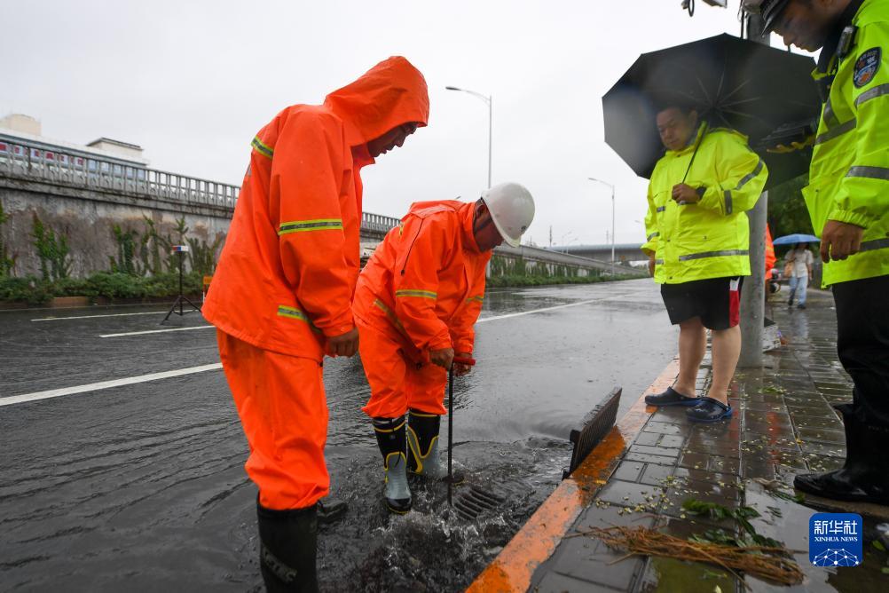 暴雨红色预警继续 多部门部署应对工作