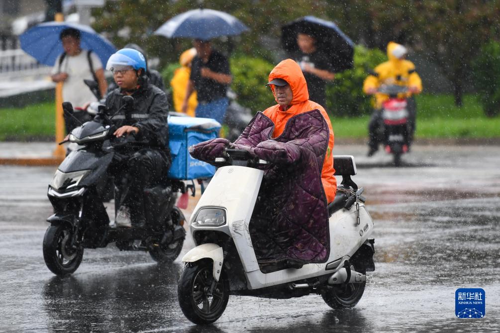 暴雨红色预警继续 多部门部署应对工作