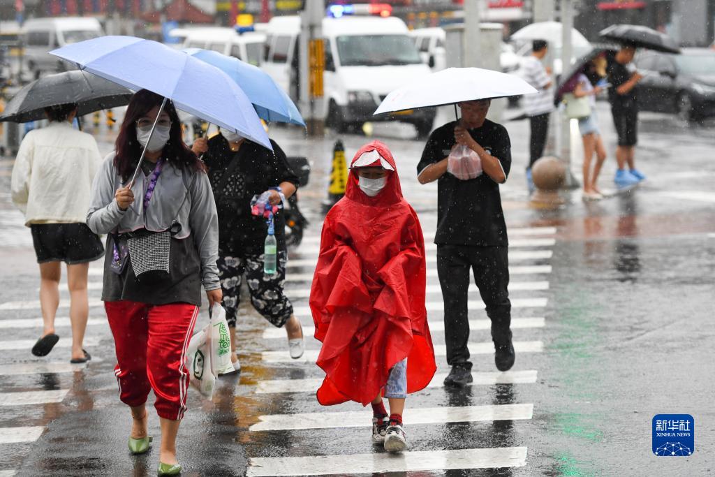 暴雨红色预警继续 多部门部署应对工作