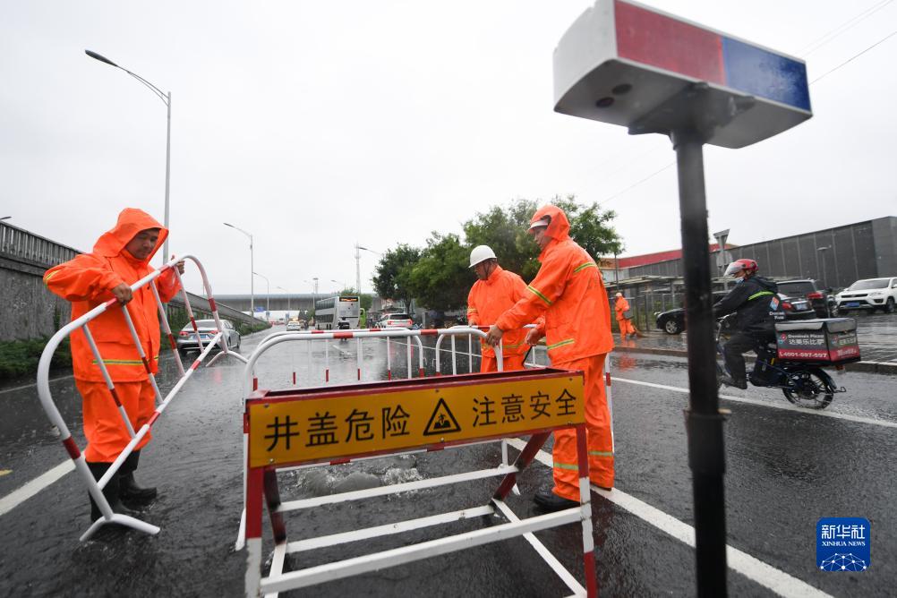 暴雨红色预警继续 多部门部署应对工作