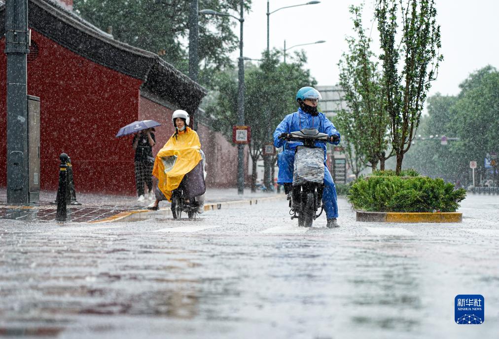 暴雨红色预警继续 多部门部署应对工作