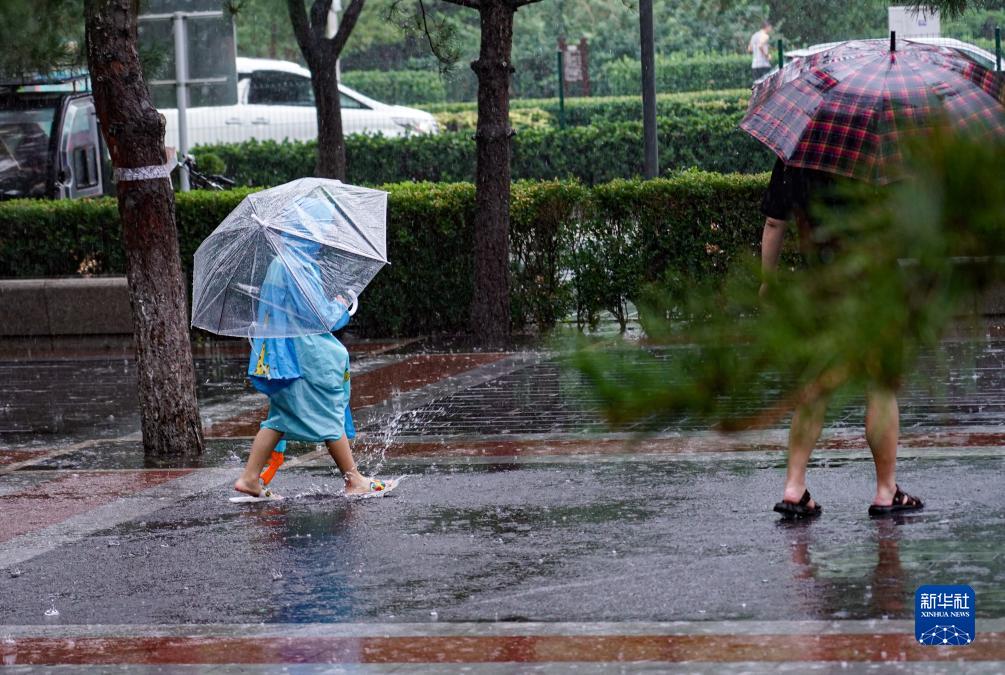 暴雨红色预警继续 多部门部署应对工作