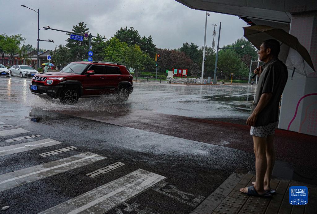 暴雨红色预警继续 多部门部署应对工作