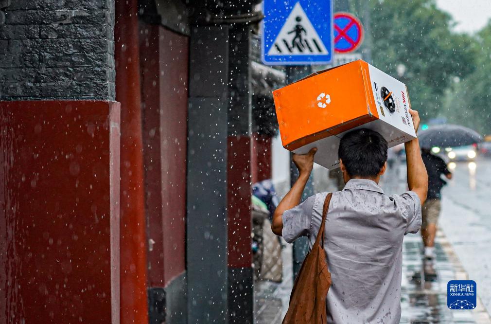 暴雨红色预警继续 多部门部署应对工作