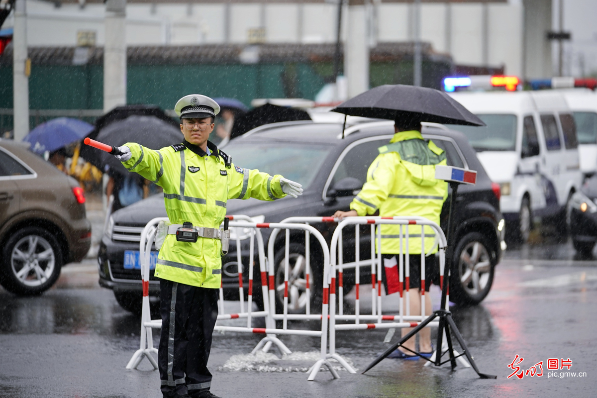 【防汛在一线】图刊丨暴雨中，我就是信号灯和警示牌！