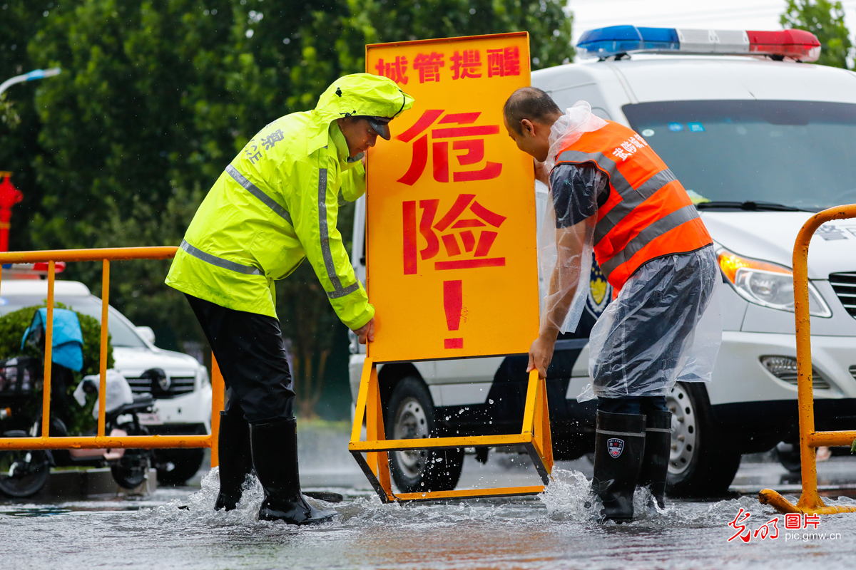 【防汛在一线】图刊丨暴雨中，我就是信号灯和警示牌！