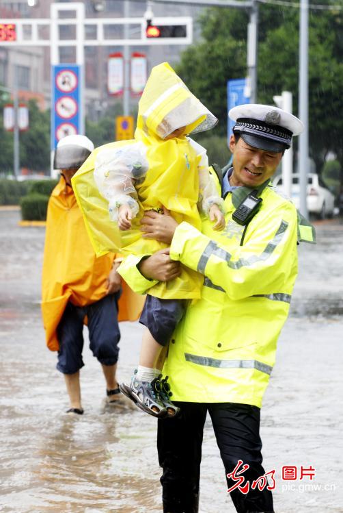 【防汛在一线】图刊丨暴雨中，我就是信号灯和警示牌！