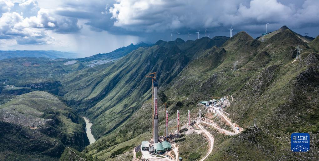 四季中国丨向上登攀 花江峡谷大桥的夏日奋进