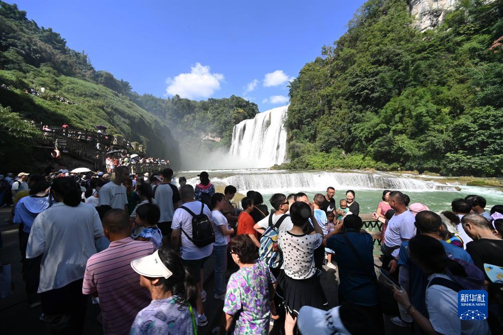 贵州黄果树瀑布：清凉避暑醉游人