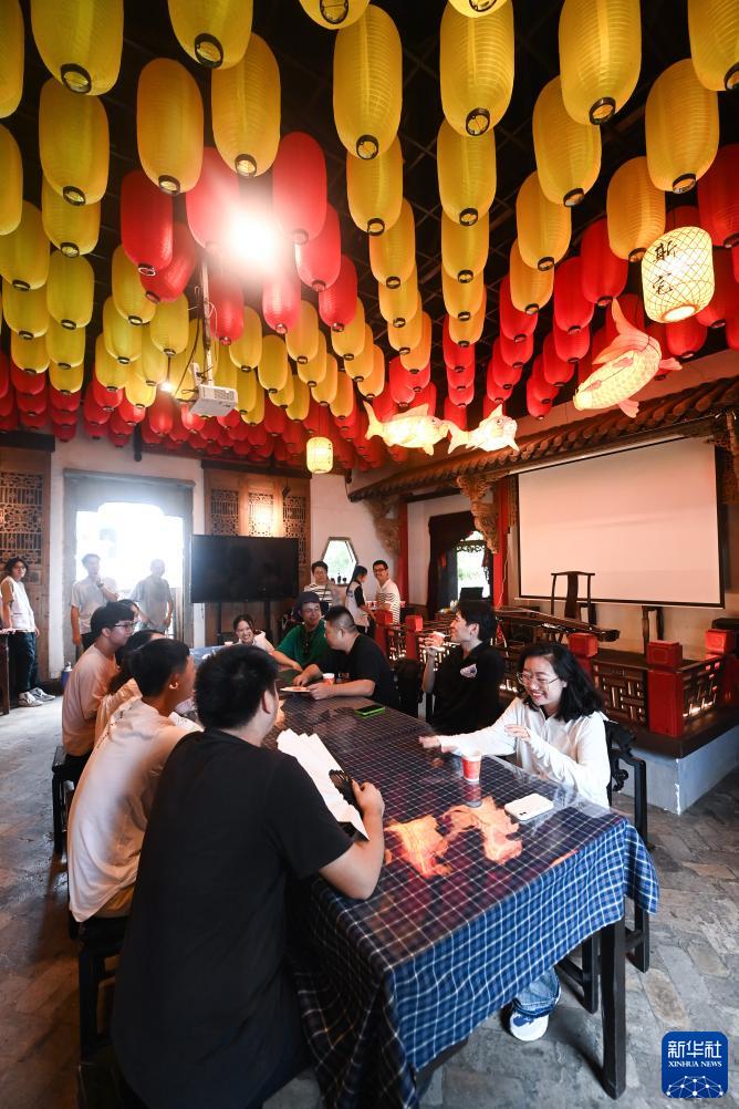 浙江诸暨：单身青年“七夕”结缘