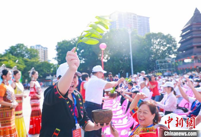 海南七夕节庆暌违三年再办 两岸同胞共嬉水