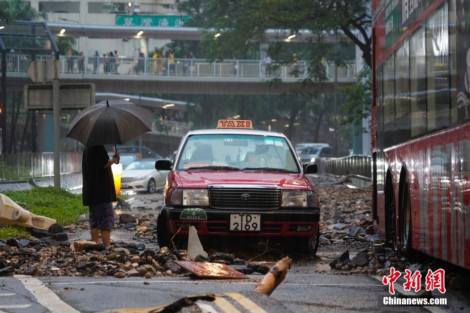 暴雨侵袭香港 黑色暴雨警告信号持续时间创历史