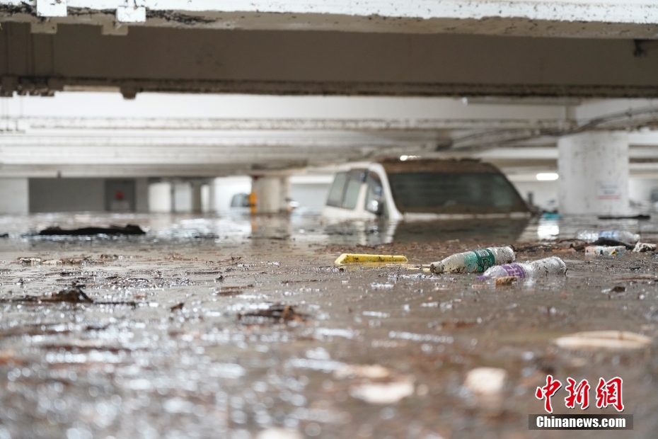 暴雨侵袭香港 黑色暴雨警告信号持续时间创历史