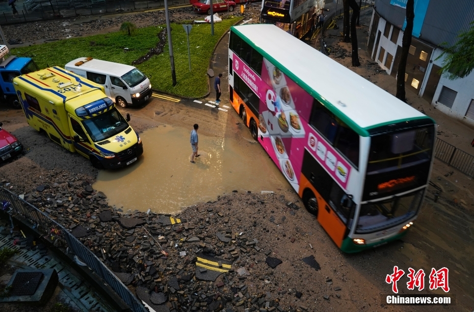 暴雨侵袭香港 黑色暴雨警告信号持续时间创历史