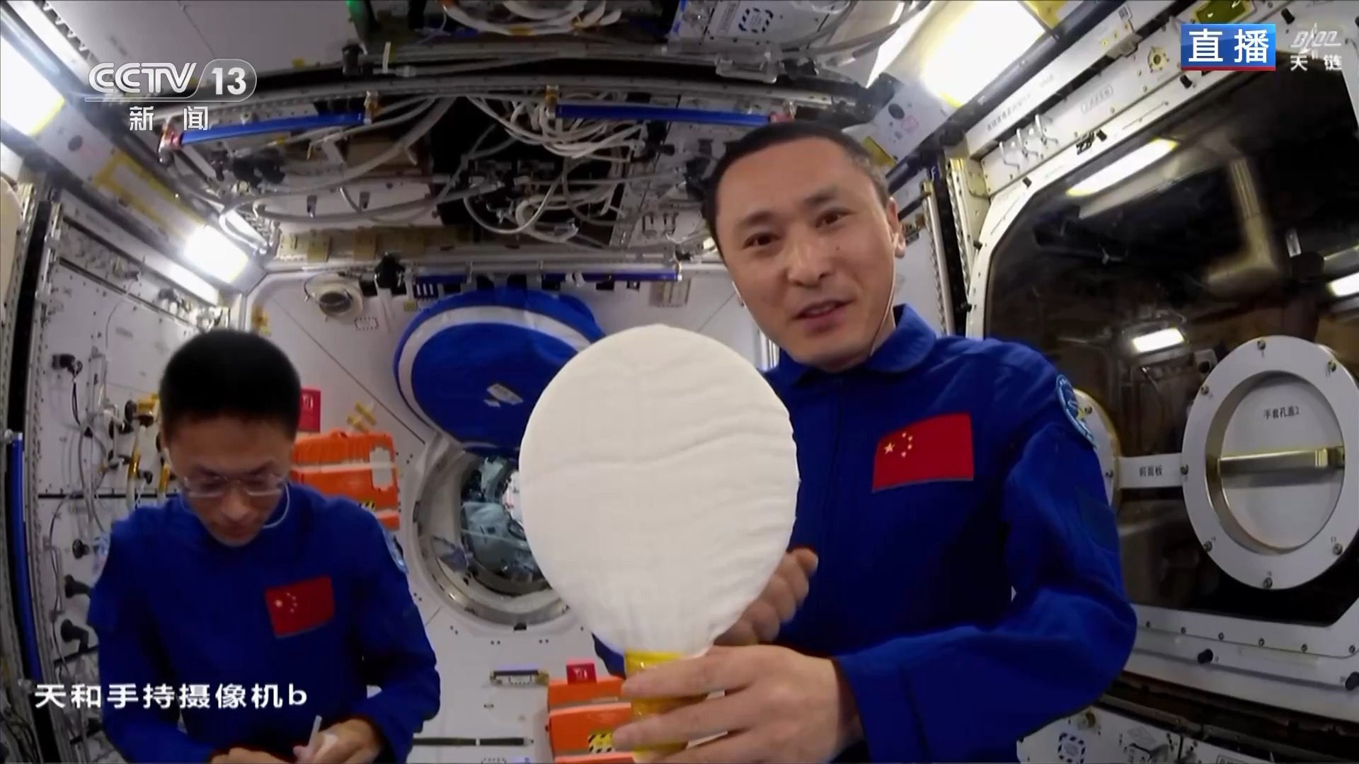太空秀球技！一起看不一样的中国空间站“乒乓球”大赛