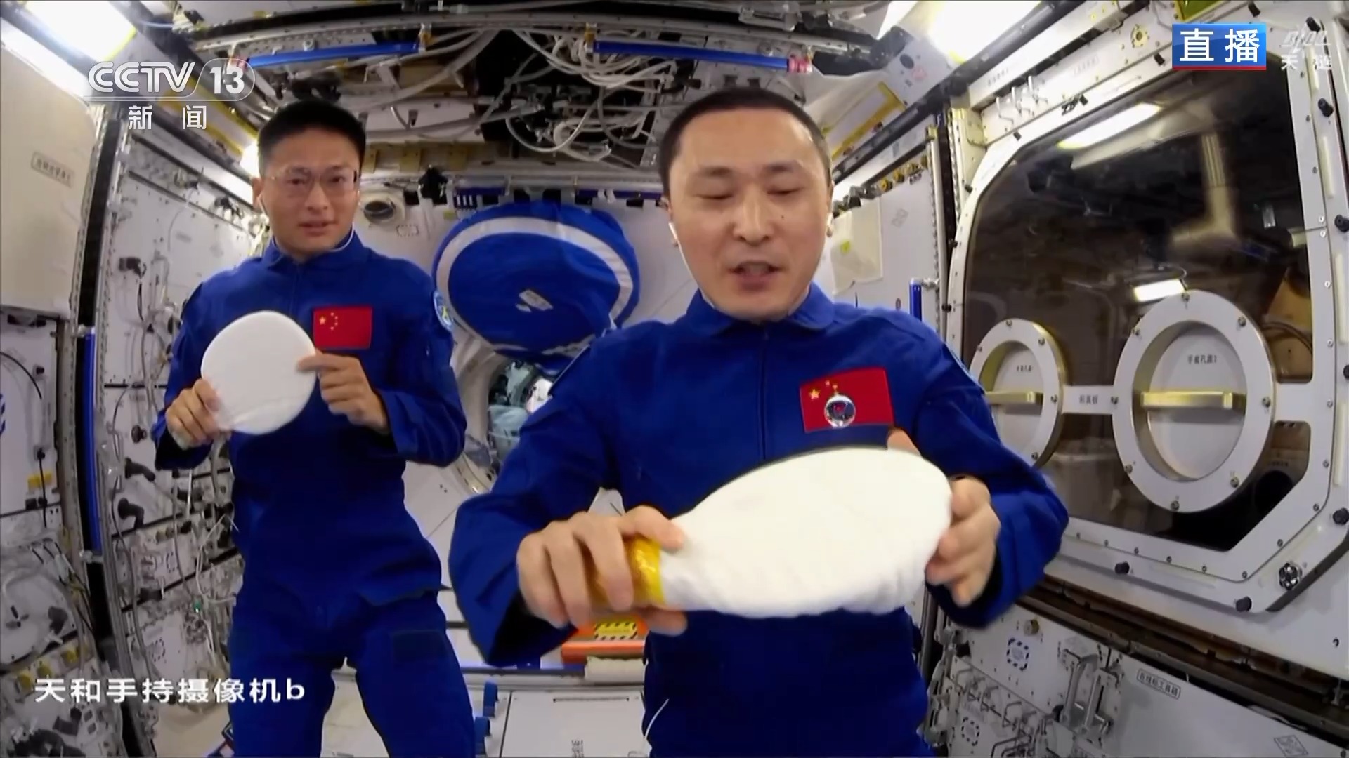 太空秀球技！一起看不一样的中国空间站“乒乓球”大赛