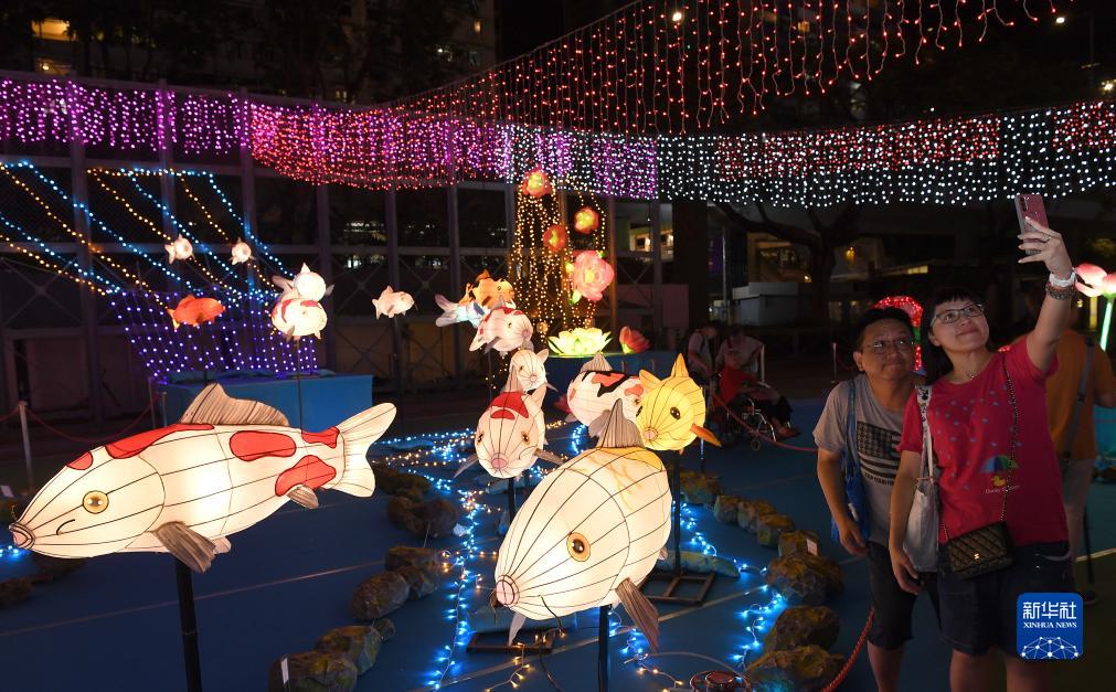 香港中秋灯会亮灯 市民观灯迎中秋