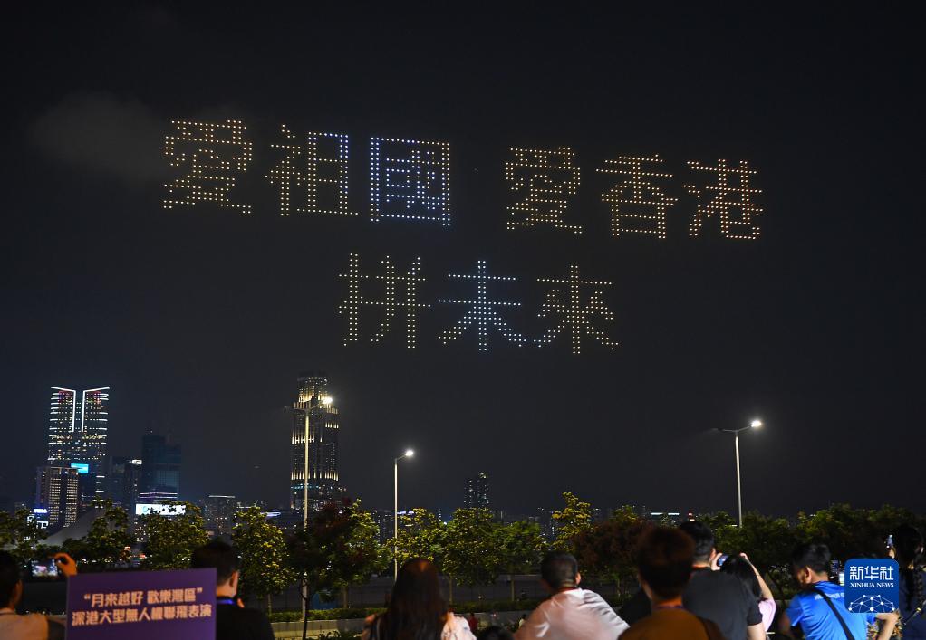 无人机香江璀璨庆“双节”