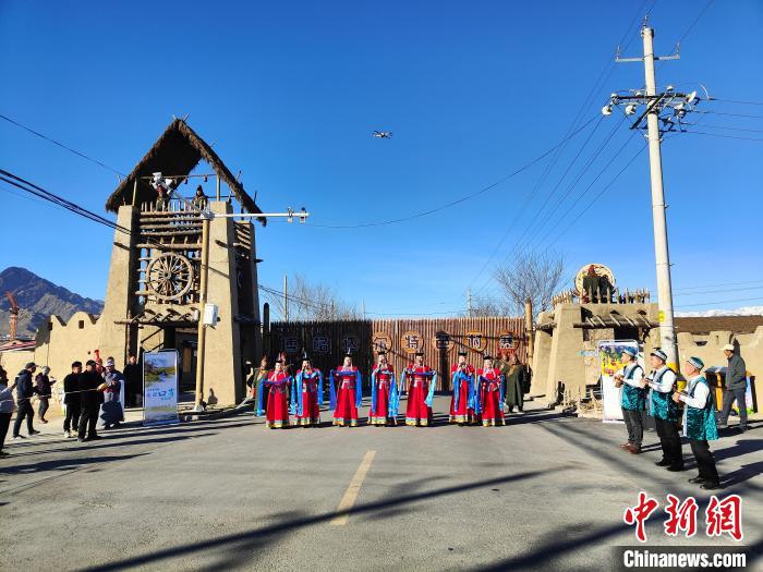 （走进口岸看新疆）新疆温泉博格达尔村：昔日牧业村 今朝变“网红”