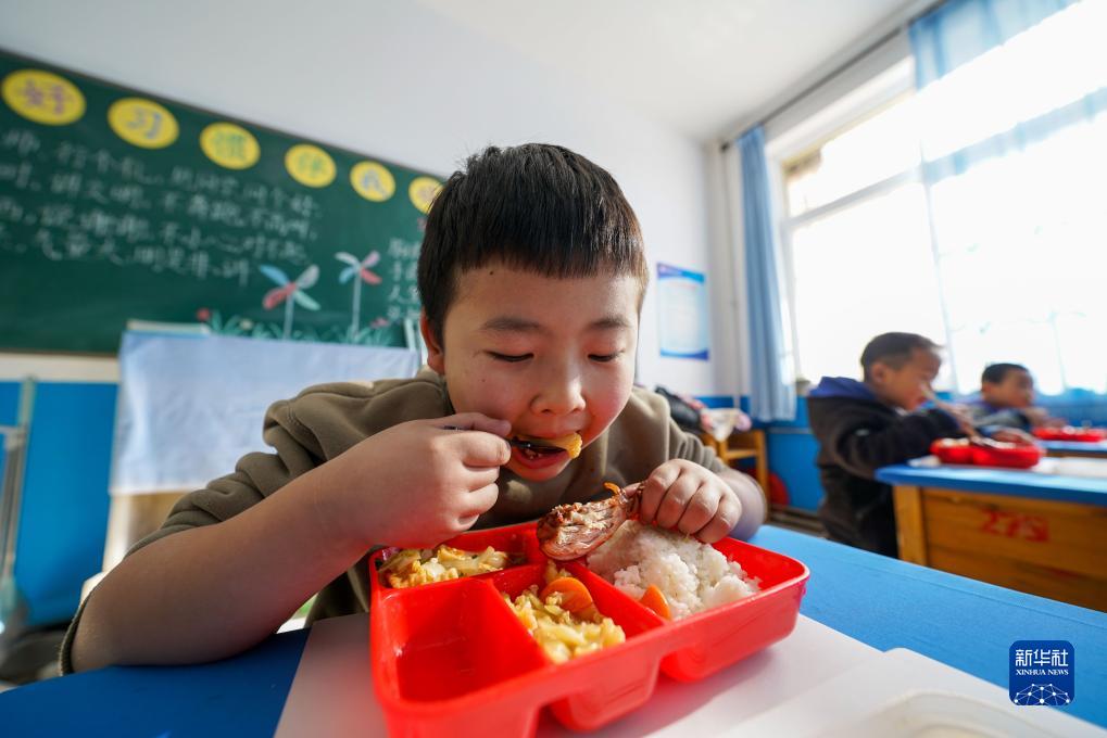 河北乐亭：中小学午餐午休服务惠民生