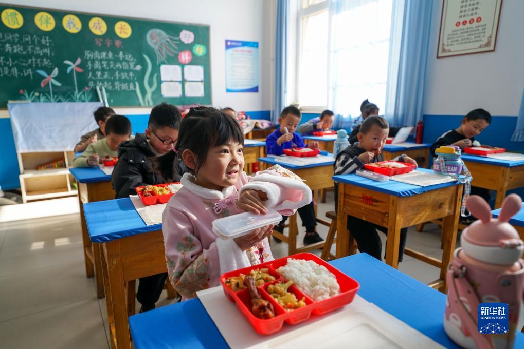 河北乐亭：中小学午餐午休服务惠民生