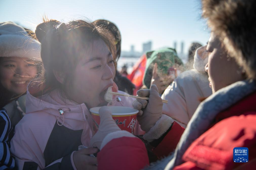 哈尔滨采冰节启幕 冰城进入采冰季