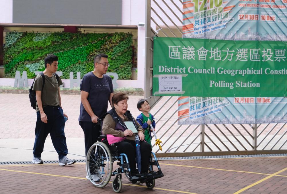 香港特别行政区第七届区议会选举成功举行