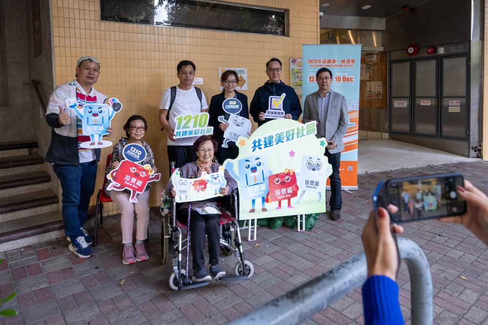 香港特别行政区第七届区议会选举成功举行