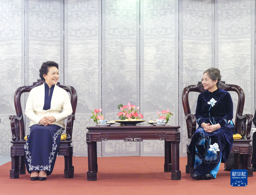 彭丽媛同越共中央总书记夫人吴氏敏参观越南妇女博物馆并茶叙