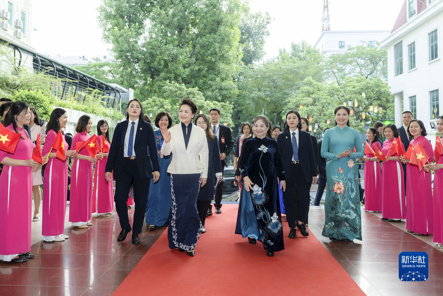 彭丽媛同越共中央总书记夫人吴氏敏参观越南妇女博物馆并茶叙