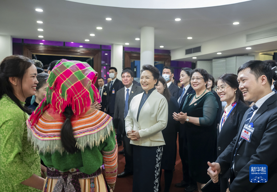 彭丽媛同越共中央总书记夫人吴氏敏参观越南妇女博物馆并茶叙