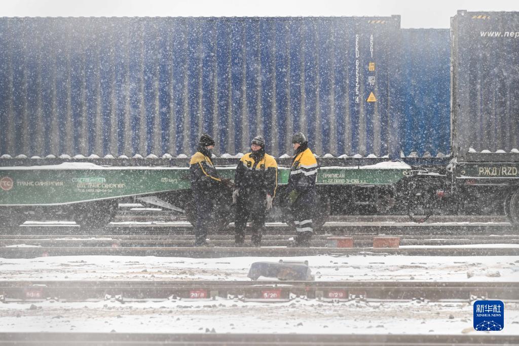 铁路调车员：风雪中保障中欧班列平稳运行