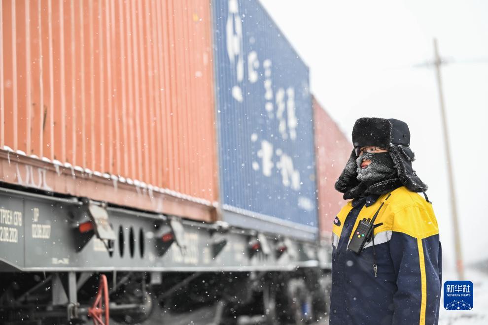 铁路调车员：风雪中保障中欧班列平稳运行