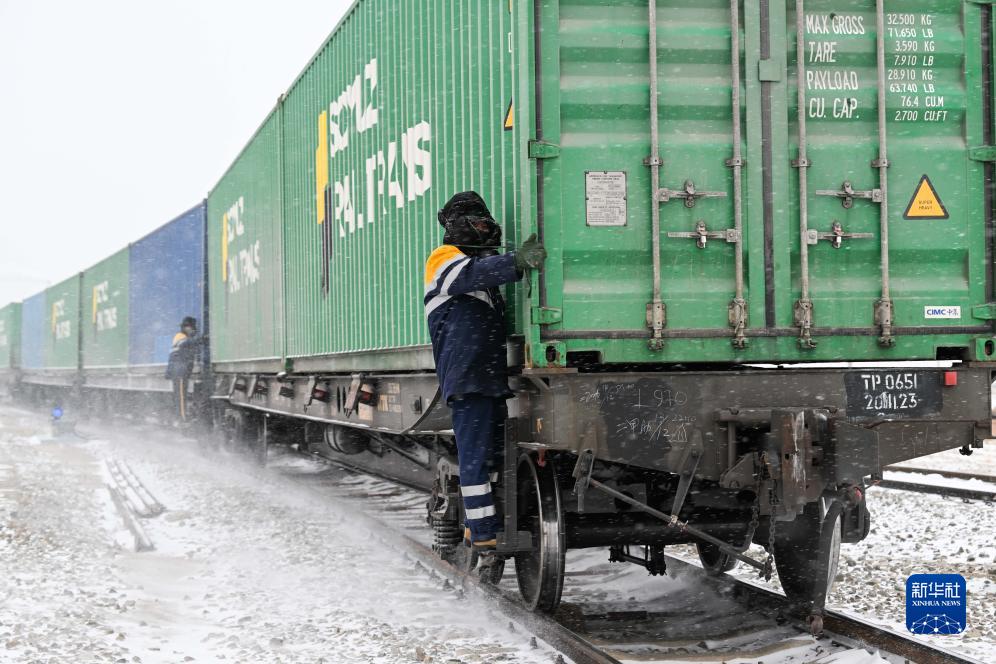 铁路调车员：风雪中保障中欧班列平稳运行