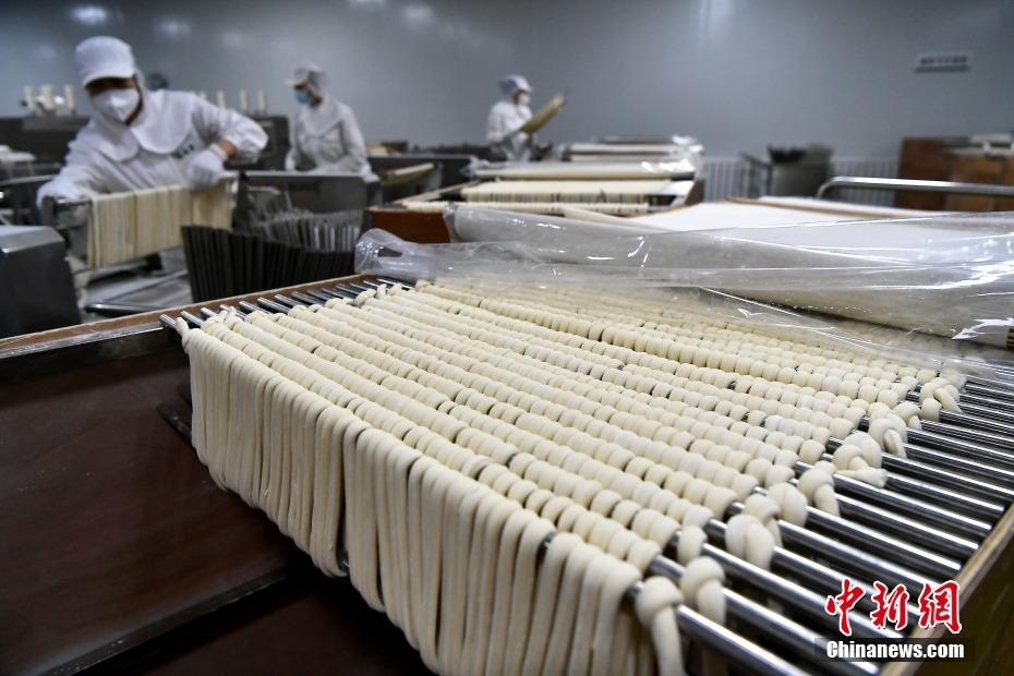 （追着雪花看新疆）新疆奇台：“麦村”绿色全产业链让农产品身价倍增