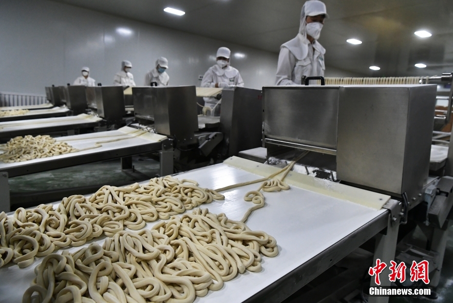 (追着雪花看新疆)新疆奇台:“麦村”绿色全产业链让农产品身价倍增 (追着雪花看新疆)新疆奇台:“麦村”绿色全产业链让农产品身价倍增