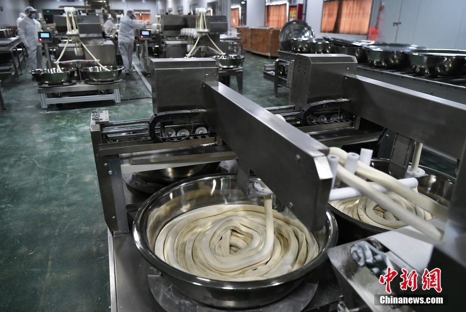 (追着雪花看新疆)新疆奇台:“麦村”绿色全产业链让农产品身价倍增 (追着雪花看新疆)新疆奇台:“麦村”绿色全产业链让农产品身价倍增