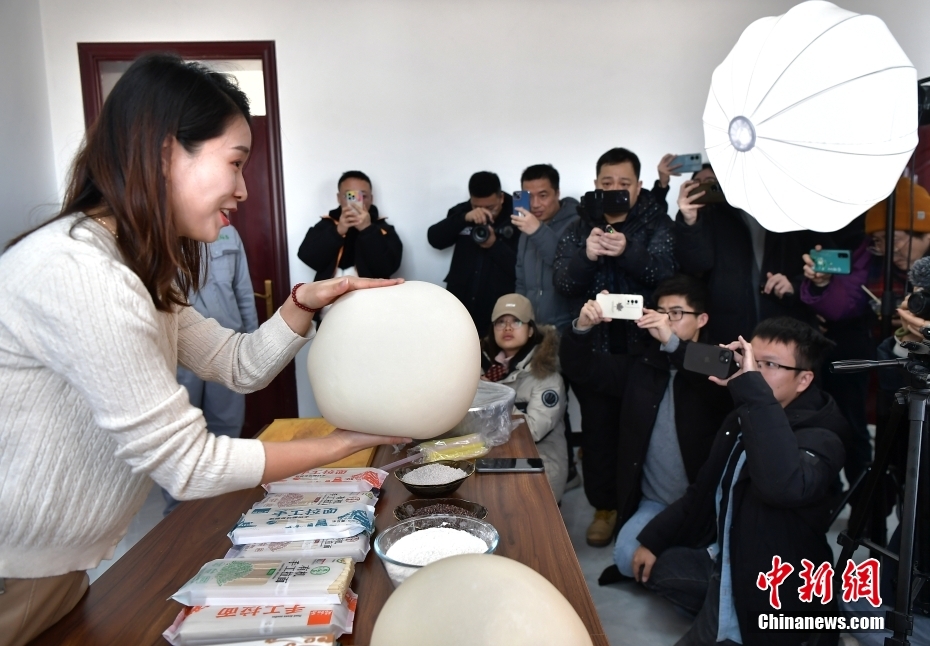 (追着雪花看新疆)新疆奇台:“麦村”绿色全产业链让农产品身价倍增 (追着雪花看新疆)新疆奇台:“麦村”绿色全产业链让农产品身价倍增