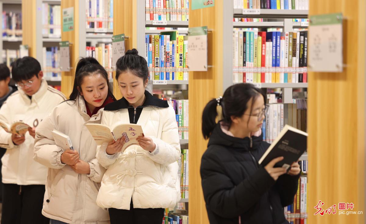 【新春走基层】寻“鉴”年味丨图刊：书香隽永年味浓