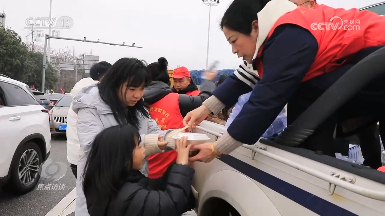 焦点访谈：抗冰雪 护归途