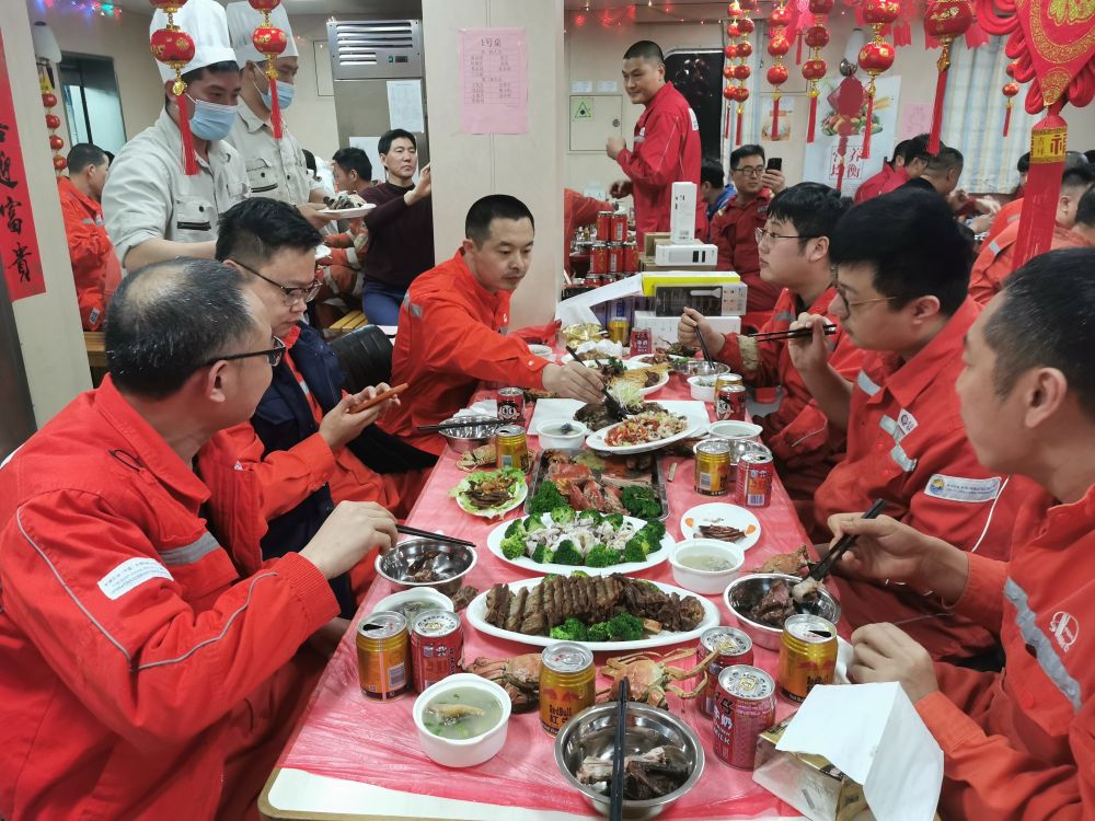 锦绣中国年·“上天入地”过大年｜海上“小”平台，点亮万家灯火