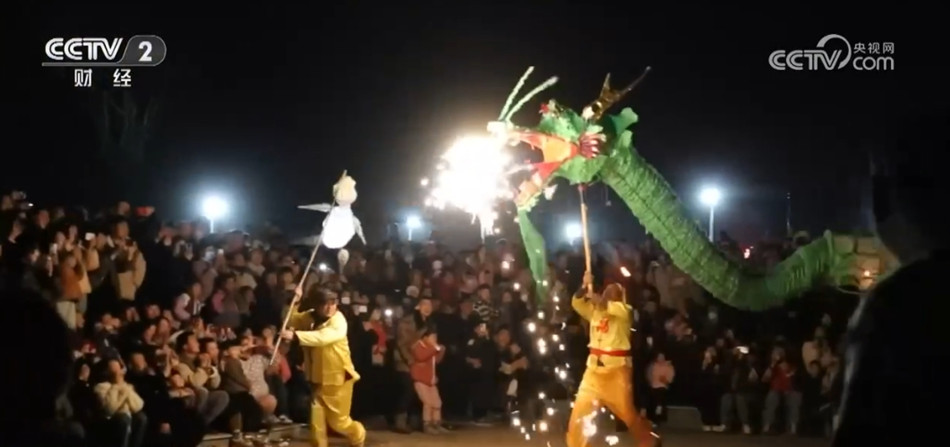 火龙舞璀璨夺目、花灯市场升温 多地活动精彩纷呈喜迎元宵节