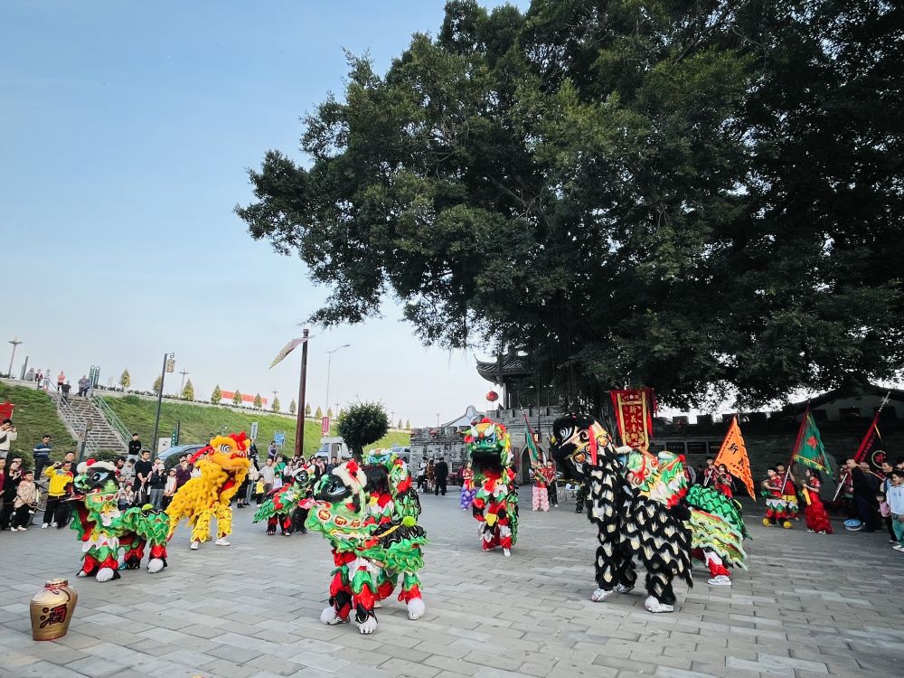 人月团圆元气满，年俗焕新消费旺——各地欢度元宵节扫描