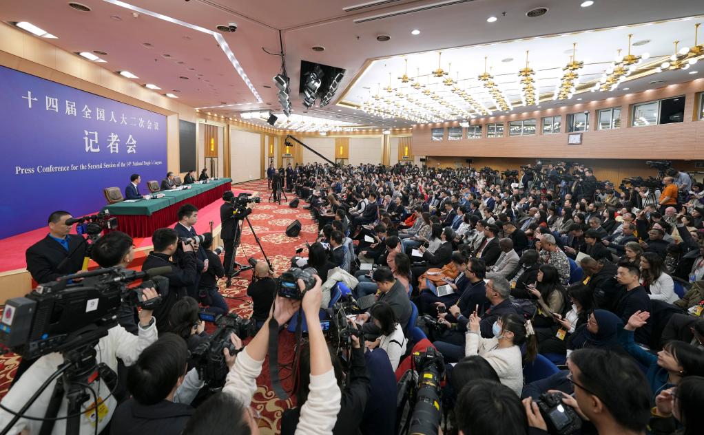 王毅回答中外记者提问
