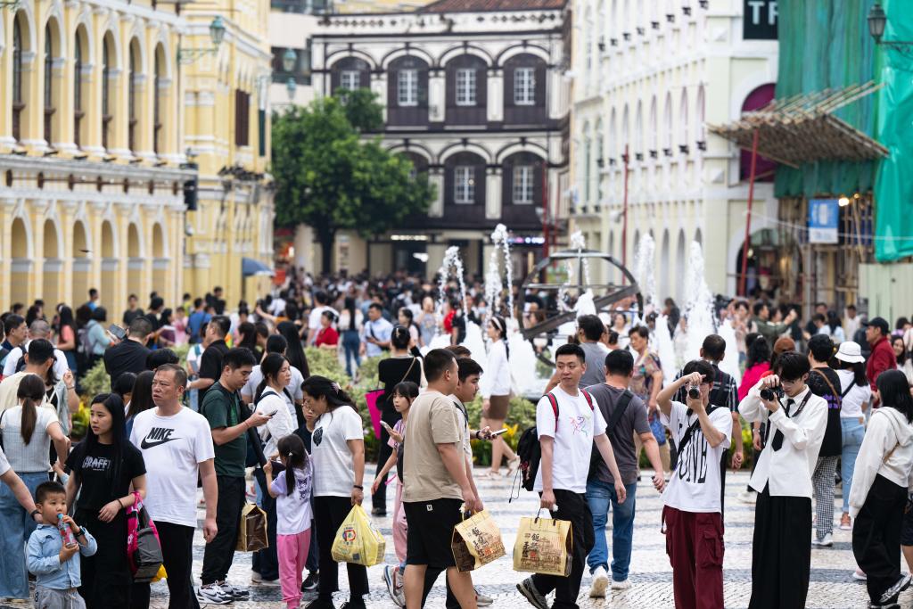 风雨中的热情——澳门迎来“五一”假期首批游客